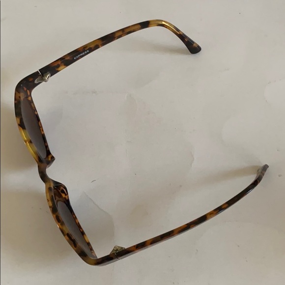EXPRESS Tortoise Cat Eye Sunglasses NWOT $50 - Picture 2 of 9